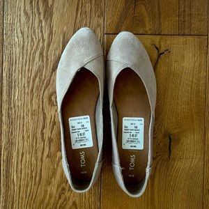 Tom’s tan suede flats. Size 10.